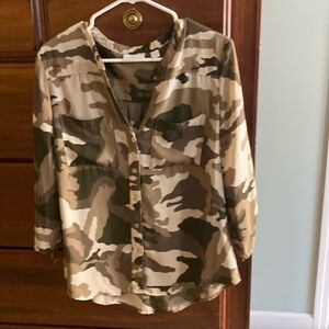 New York and Company camo three-quarter sleeve blouse size large large